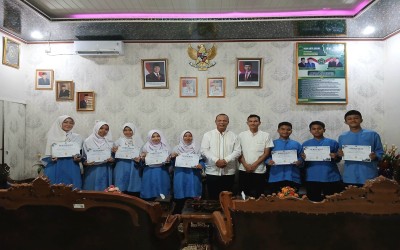 MAN Kota Solok Berikan Piagam Penghargaan kepada Siswa Penggerak Konten Positif Madrasah